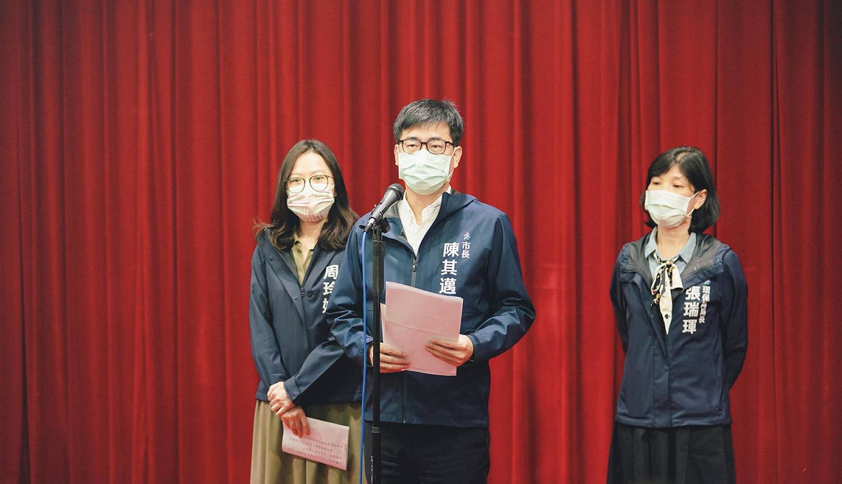 陳其邁(中)進行市長施政報告。 圖：高雄市政府提供