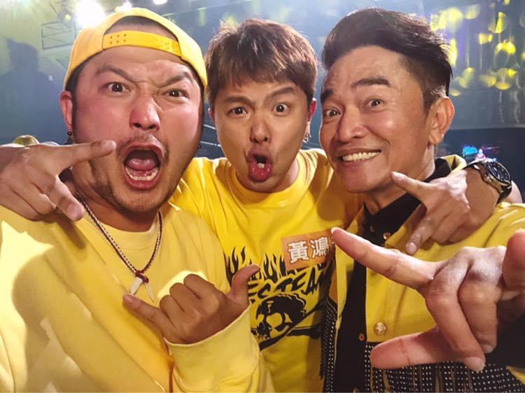 去年因小鬼(中)驟然離世，所以在《玩很大》中由原本擔任紅隊關主的吳宗憲(右)暫代黃隊隊長一職。 圖：翻攝自臉書