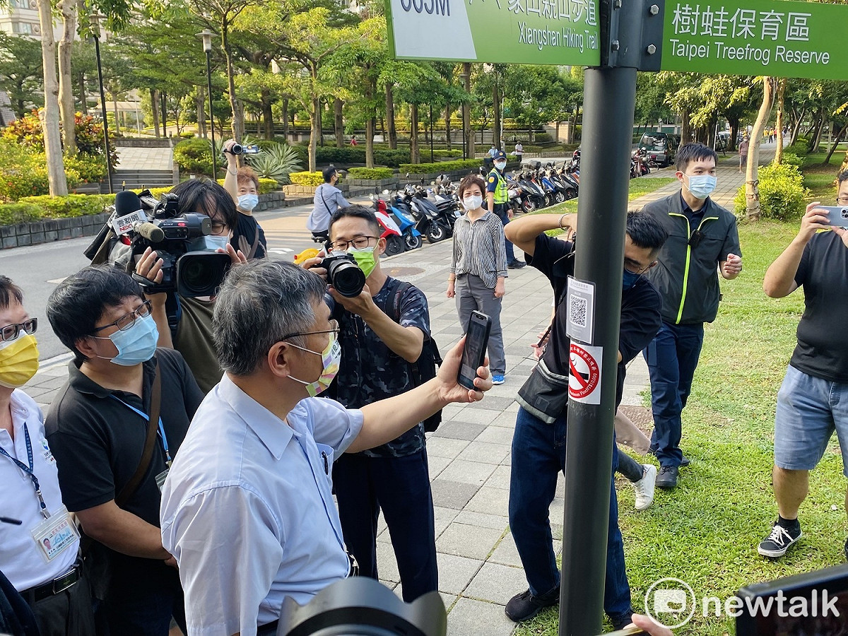 台北市長柯文哲視察象山公園防疫措施，掃實名制。 圖：周煊惠 / 攝