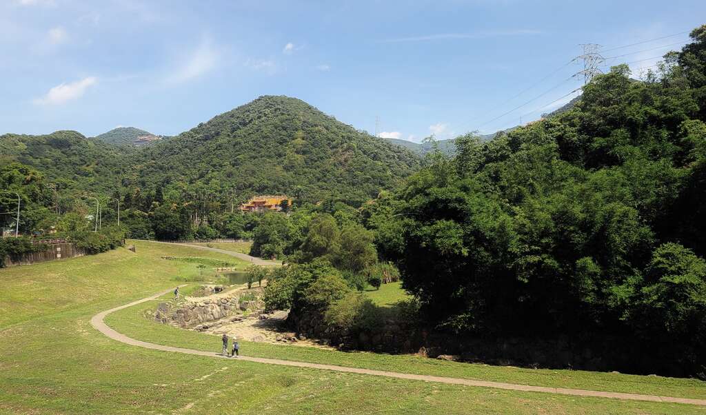 大溝溪畔整片翠綠草皮是野餐放風的好去處。 圖：台北大地處／提供