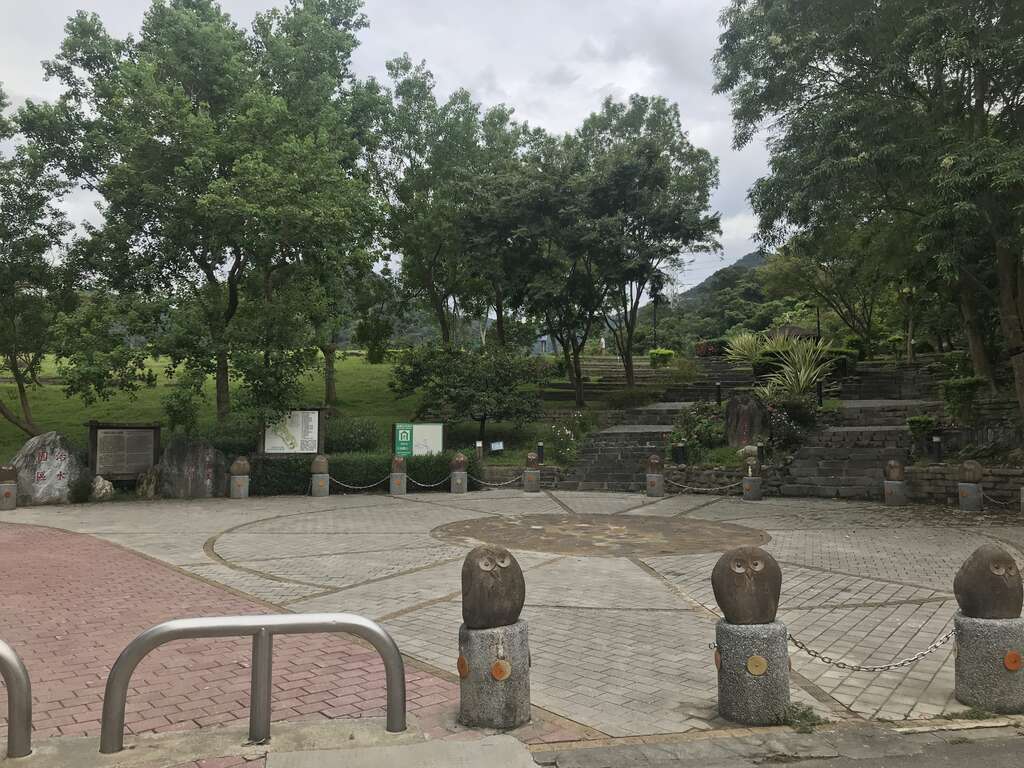 大溝溪治水園區入口廣場貓頭鷹石雕。 圖：台北大地處／提供