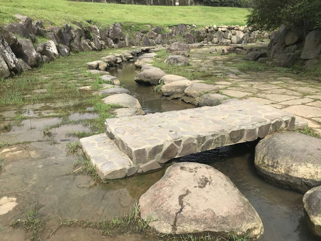 大溝溪溪畔步道用石砌修建步道水淺易親近常見親子戲水。 圖：台北大地處／提供