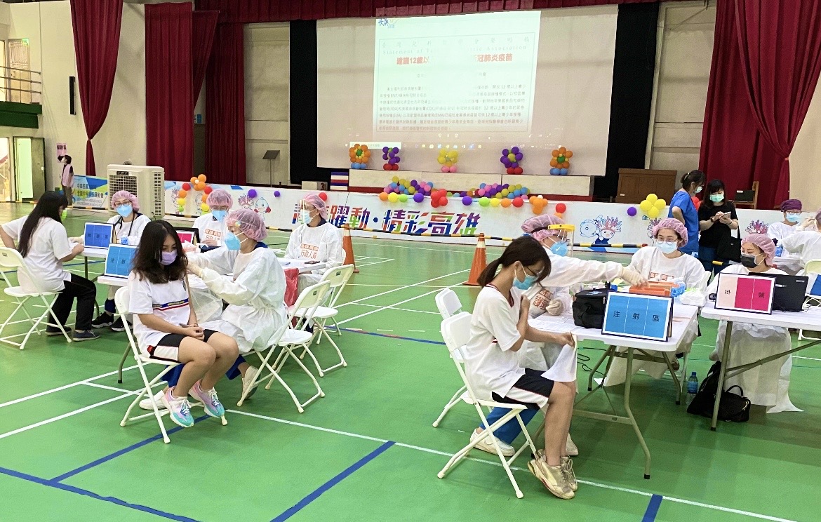 高市自9/23起校園集中接種疫苗。 圖：高雄市政府教育局提供