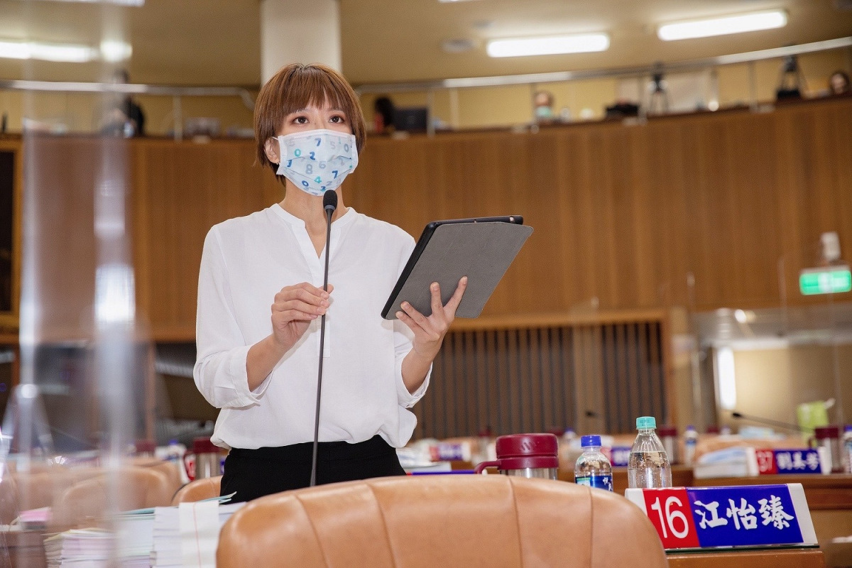 江怡臻希望土城亞洲路拓寬後，也能做好交通號誌、標線的規劃，讓土城民眾行的安全、走的安心。 圖：江怡臻／提供