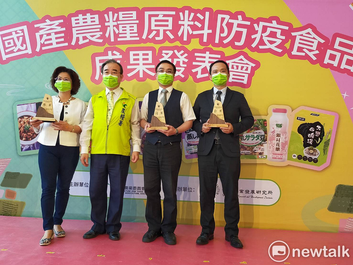 農糧署長胡中一（左二）頒獎給前三名業者。 唐復年/攝