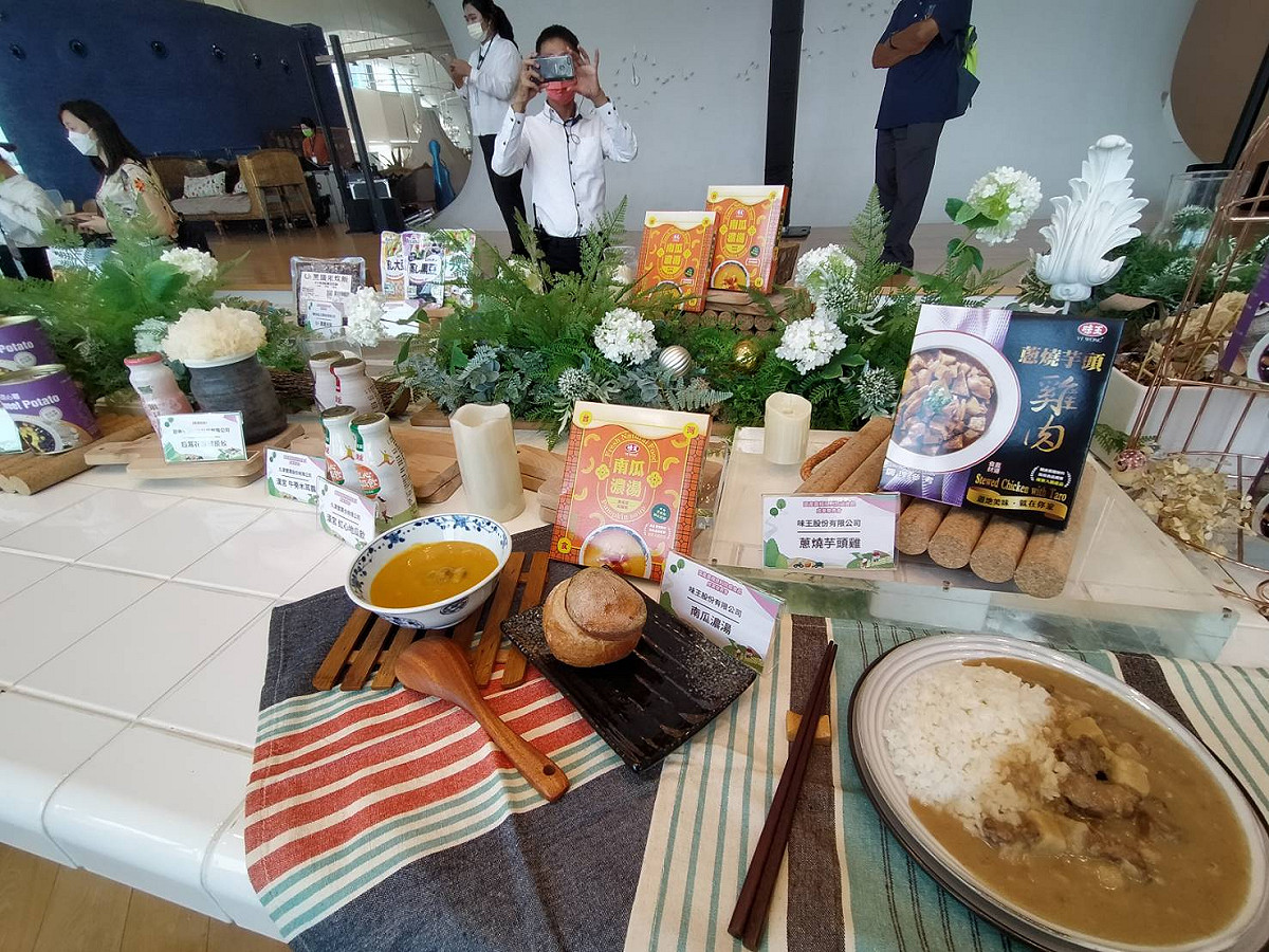 現場展示獲獎的防疫食品。 唐復年/攝
