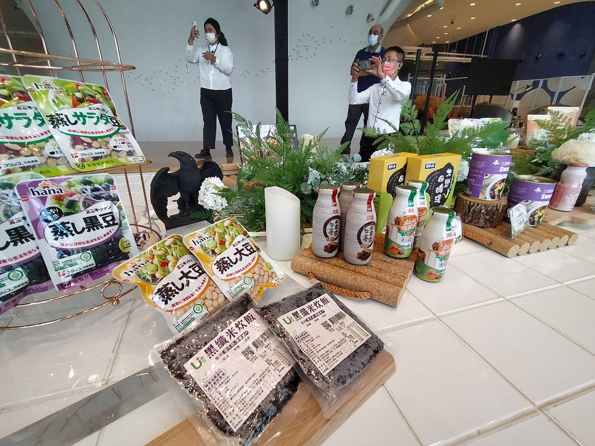 現場展示獲獎的防疫食品。 唐復年/攝