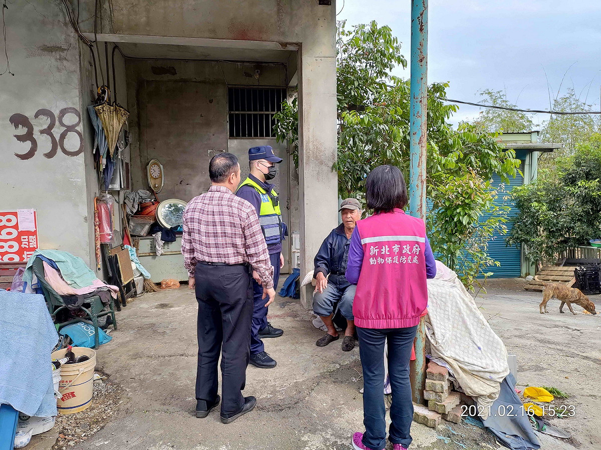 新北市動保處及警察到火災訪查，合作辦理案件。 圖：新北市動保處提供