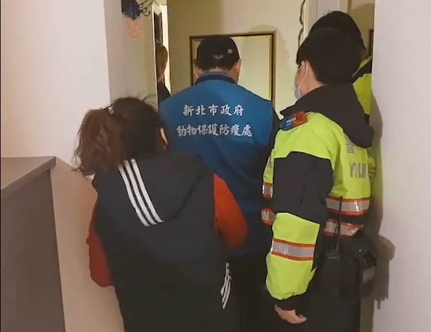 新北市動保處及警察進入現場，調查火災發生原因。 圖：新北市動保處提供