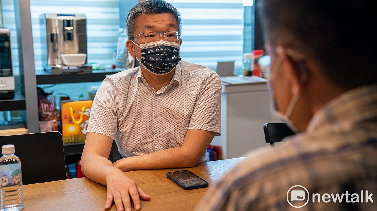 蔡其昌接受《新頭殼》專訪時強調，罷免是民主制度的一環，不該建立在謊言與抹黑之上，對民進黨而言是「路見不平、拔刀相助」，更是一場價值之爭。 圖：蔡其昌辦公室提供