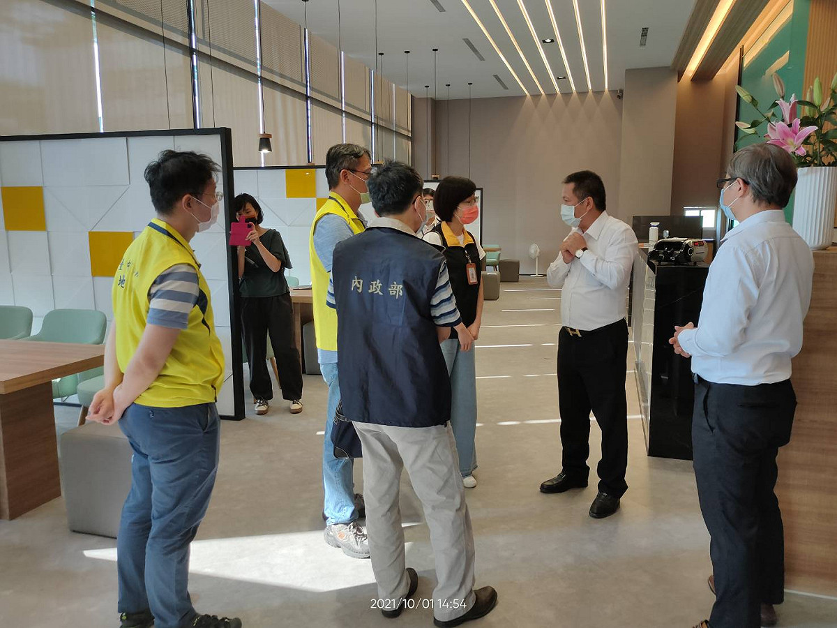 台中市11期新建案「崇德薈」傳出百人搶房，2小時內賣光2房所有戶別，遭中央、地方聯手突襲查緝。 圖：內政部提供