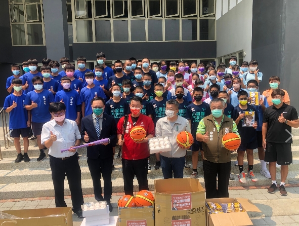 蔡其昌經常與陳柏惟下鄉探訪民情，也到校園關心體育發展情形，給予基層體育最大的支持。 圖 : 蔡其昌辦公室/提供