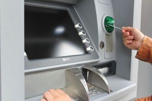 有人點出了2個前提，分別為「有富爸爸」和「沒有責任感」，若是這樣的兩類人，大可不必存錢。（示意圖，圖中人物與本文無關） 圖 : 翻攝自Pixabay