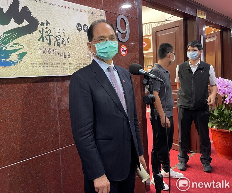 游錫堃上午出席「2021蔣渭水台語漢詩吟唱賽」，接受媒體訪問。 圖：陳佩君 / 攝