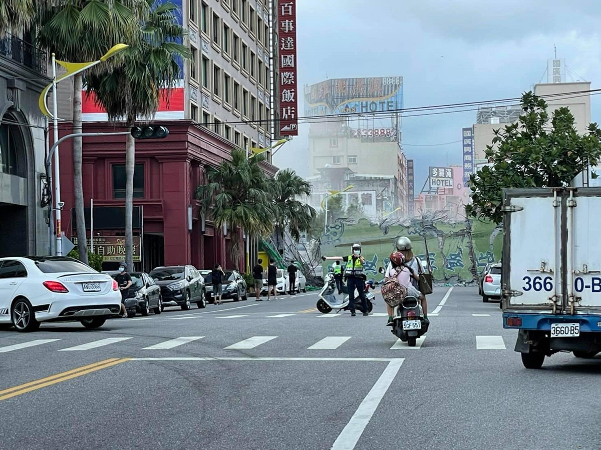 花蓮縣漫波飯店因拆除不當，導致飯店倒塌。為此，花蓮縣政府昨（1）日緊急封路。 圖：擷取自花蓮縣政府臉書