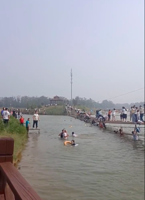 鄭州的雁鳴蟹島風景區水上吊橋，因為人流超載而坍塌，造成多人落水。 圖：翻攝自微博
