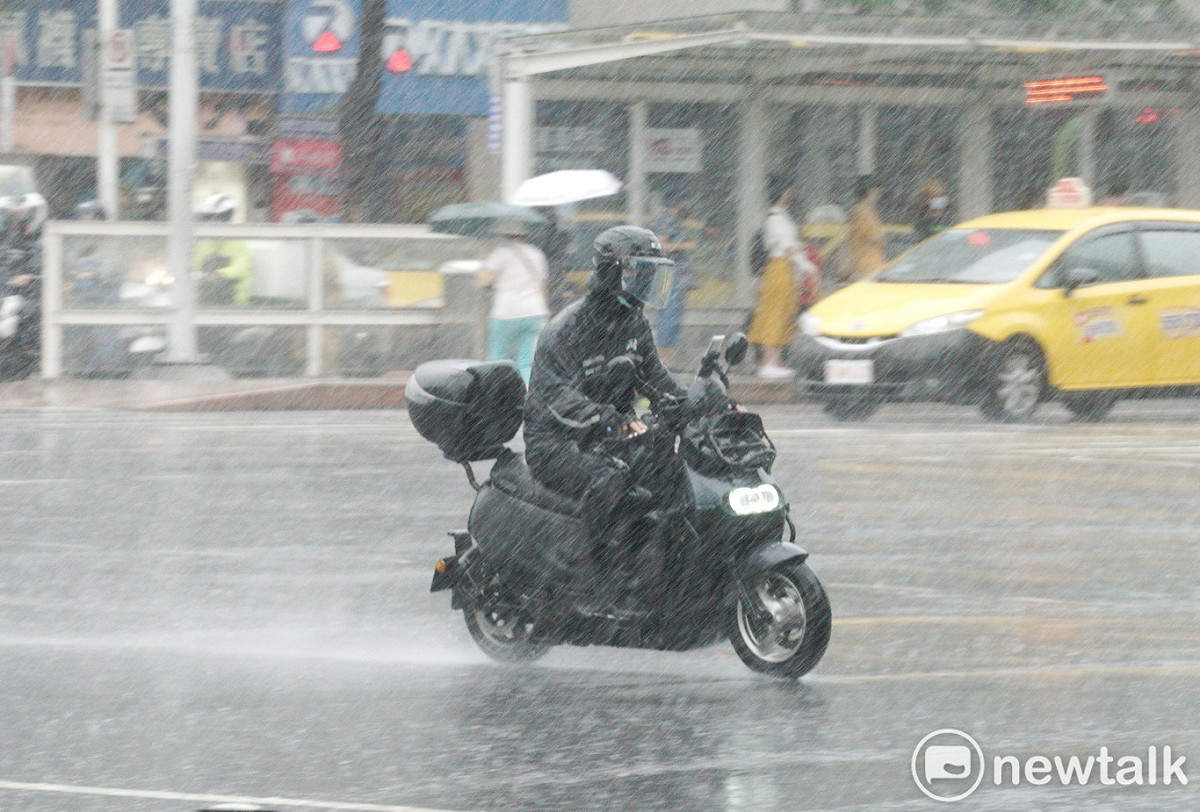氣象局提醒民眾，應多加留意風雨情勢，非必要不要出門。(示意圖) 圖：張良一／攝 (資料照)