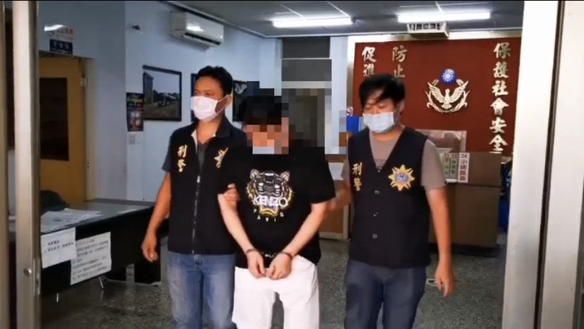 放高利貸及擁槍自重的潘嫌(中)落網。 圖：高市警鹽埕分局 / 提供
