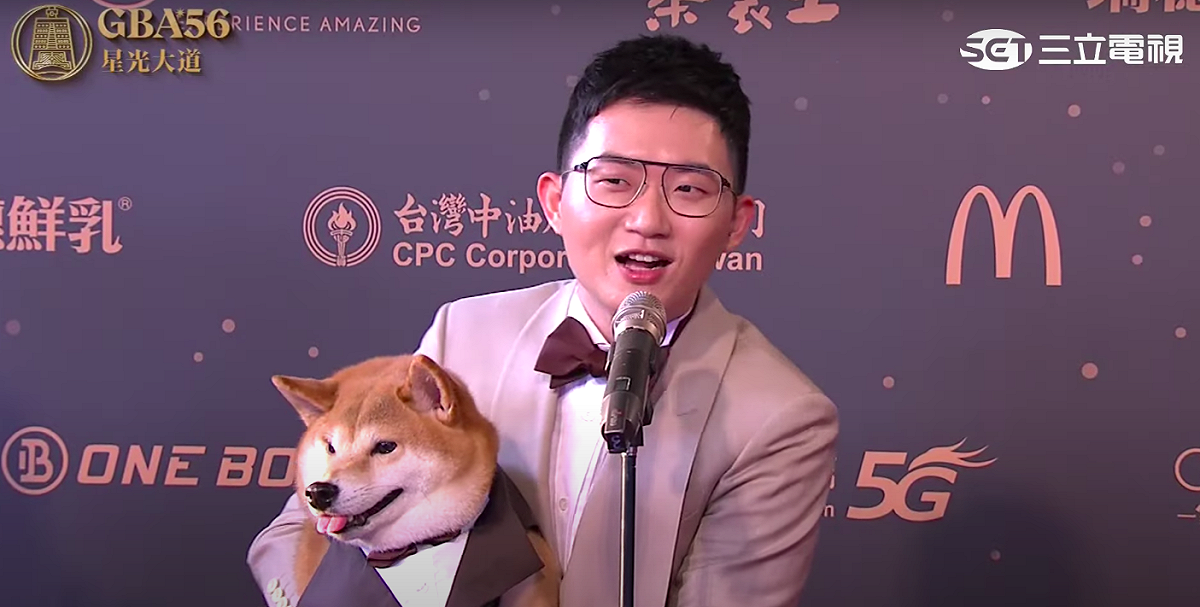 金鐘獎典禮主持人視網膜與愛犬柚子一起穿「父女裝」登紅毯。 圖：擷取自廣播電視金鐘獎YouTube直播
