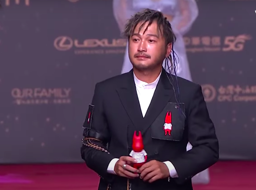 KID（林柏昇）拿著代表小鬼（黃鴻升）的紅色公仔一起步上金鐘紅毯。 圖：擷取自電視金鐘獎YouTube直播