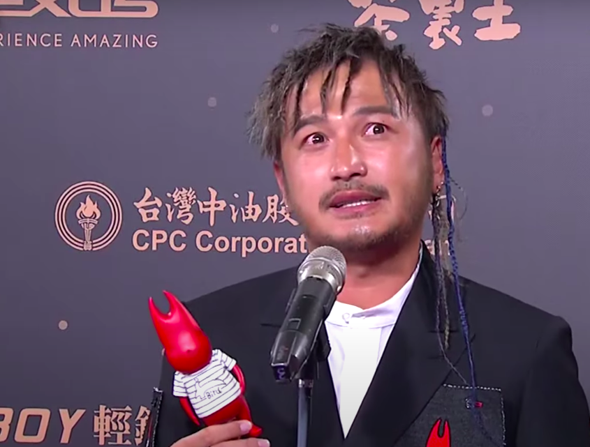 KID（林柏昇）眼眶泛淚，坦言心情很複雜。 圖：擷取自廣播電視金鐘獎YouTube直播