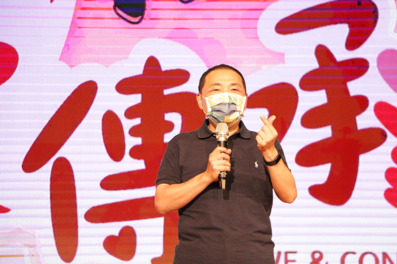 侯友宜於現場與線上觀眾一同觀賞《2021愛傳承關懷演唱會。 圖：新北市文化局提供