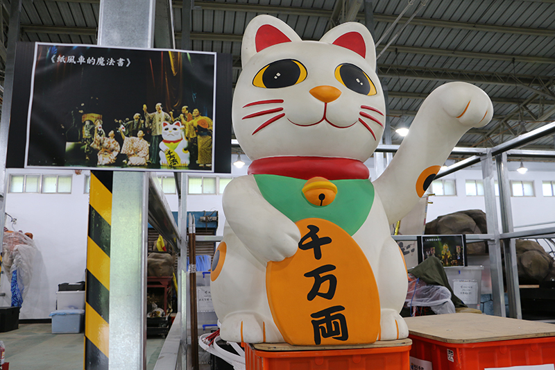 紙風車道具倉庫中保存許多過往演出道具，圖中道具出自《紙風車的魔法書》。 圖：新北市文化局提供