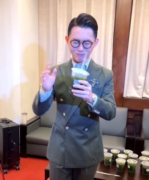第56屆金鐘獎頒獎典禮2日在國父紀念館舉行，主持人視網膜承諾超時1分鐘罰喝1杯香菜汁，結束後開罰15杯。（三立電視提供） 圖/ 截取自視網膜 Retina 的直播影片