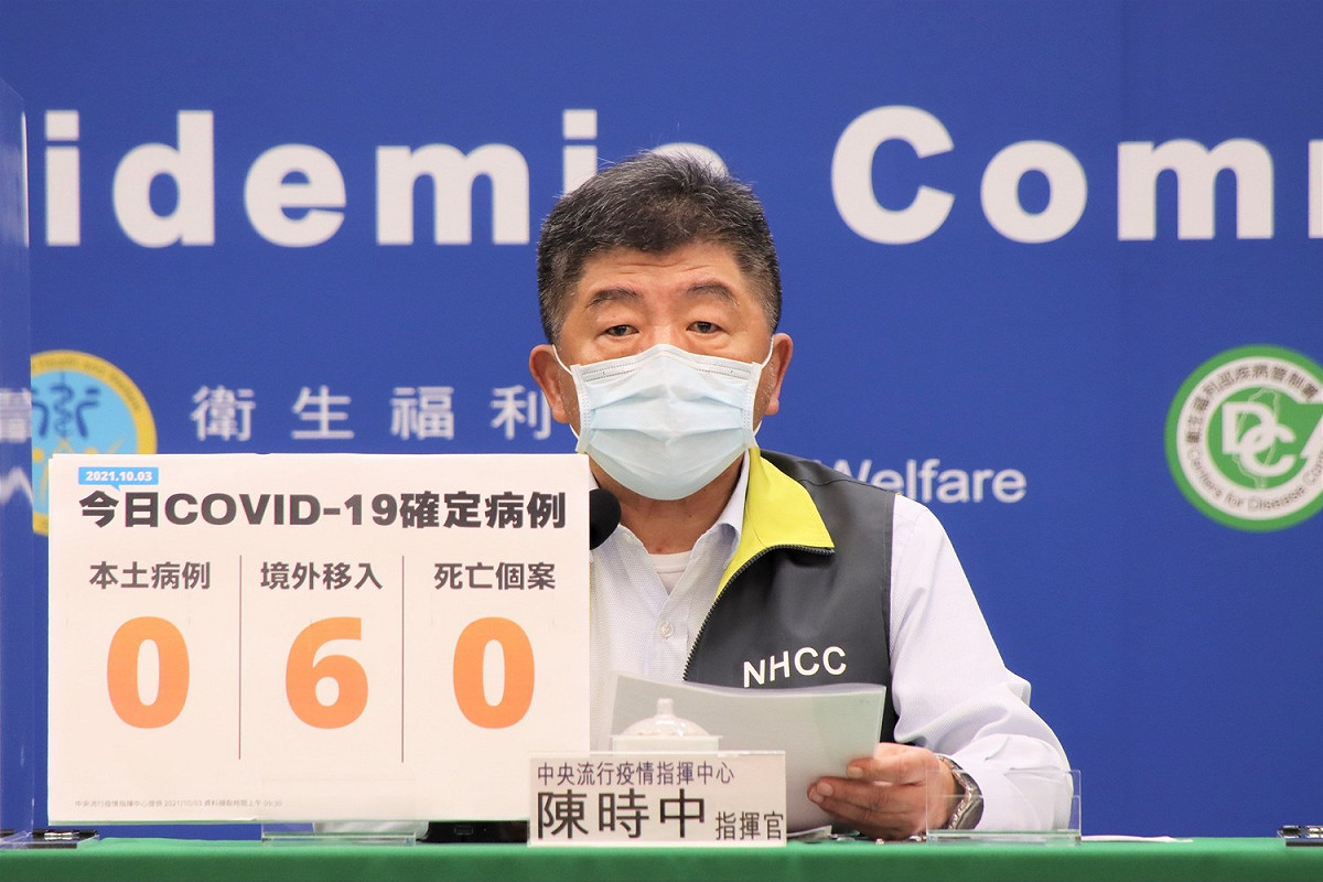指揮中心指揮官陳時中表示，籲請合約醫療院所如有以自有系統提供COVID-19疫苗預約接種，讓接種對象資格依序接種並加強落實身分查核。 圖：指揮中心/提供