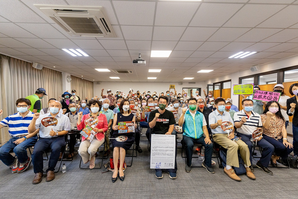 支持陳柏惟連署反罷免，立委莊競程、林靜儀偕同百位學者現身相挺。 圖:立委陳柏惟服務處/提供