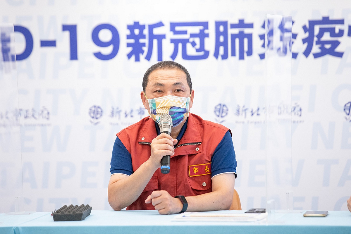 侯友宜說明新北市自10/5起有條件開放部份休閒娛樂場所，但業者需提出申請經市府核准始可復業。 圖：新北市政府／提供