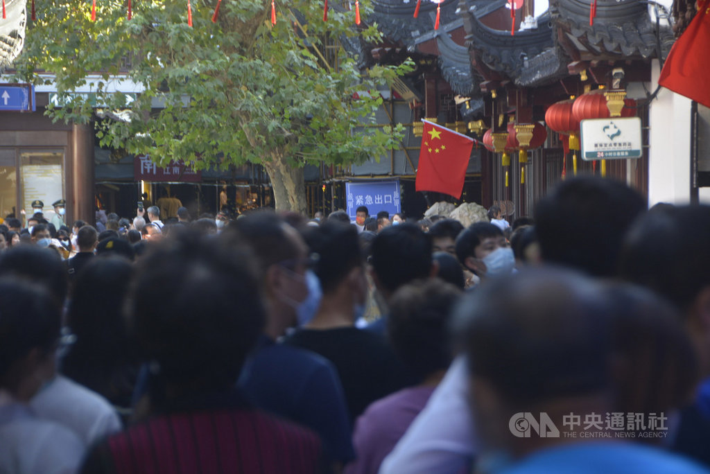 中國2021年「十一」連假期間，各地出現「報復性出遊」人潮。圖為在上海豫園逛街、購物的人潮。 圖：中央社提供