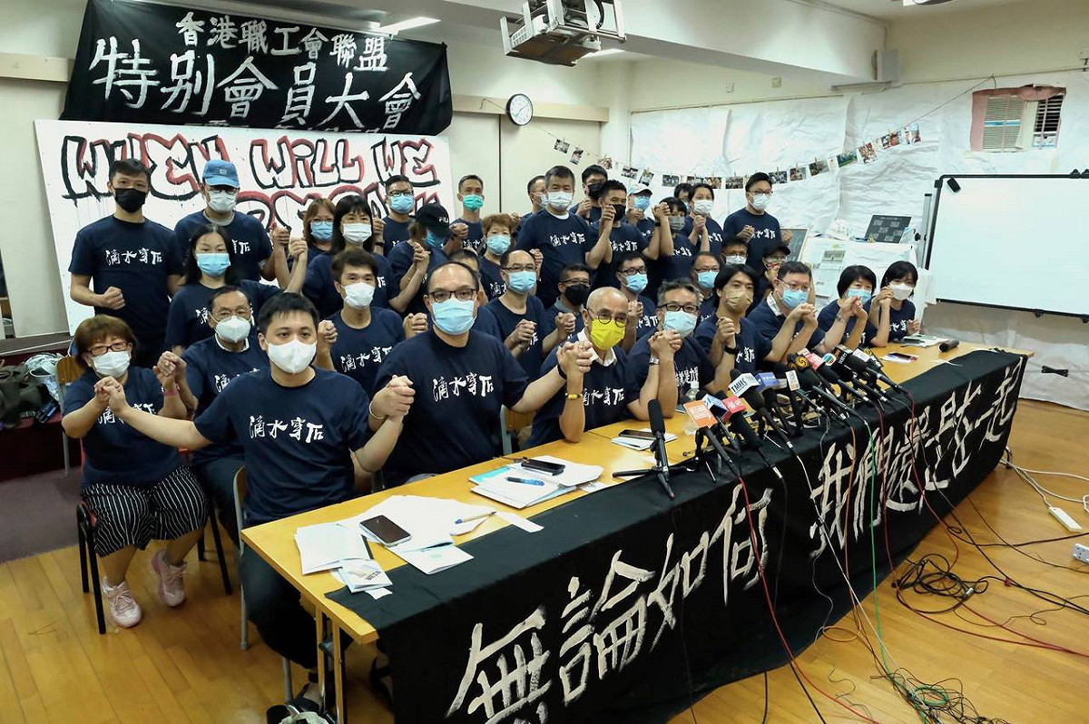 職工盟特別會員大會表決通過解散議案，職工盟主席黃迺元強調，團結的人民永遠不會被擊潰。 圖：取自職工盟(HKCTU)臉書