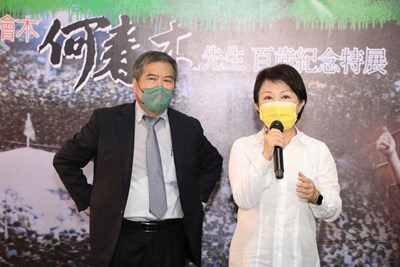 「何春木百歲紀念特展」於昨（3）日於台中文化資產園區登場。台中市長可能人選齊聚一堂，意外引爆選戰煙硝味。（圖為台中市長盧秀燕出席致意） 圖：台中市政府／提供