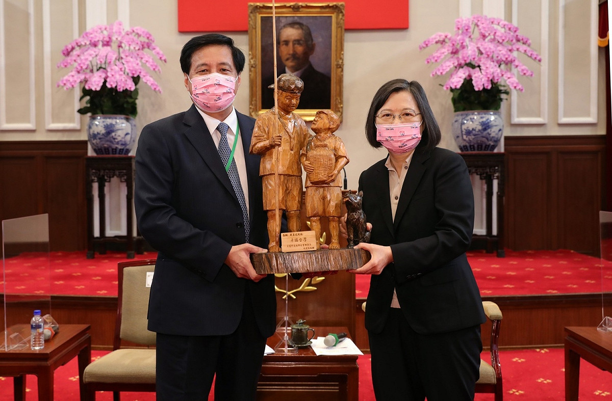 總統蔡英文接見牙醫師全聯會代表，圖左為理事長陳建志 圖：總統府提供