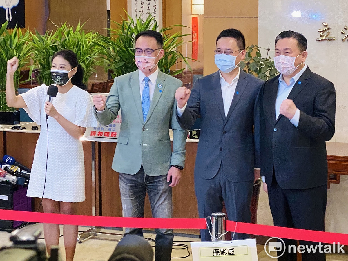 民進黨湧言會派系今日宣佈，駐美代表處前政治組長、「口譯哥」趙怡翔（右2）參選2022台北市議員選舉，現任議員阮昭雄（左2）則放棄連任、蹲點選2024立委。左1為綠委林楚茵、右1則為綠委王定宇。 圖：周煊惠 / 攝（資料照）