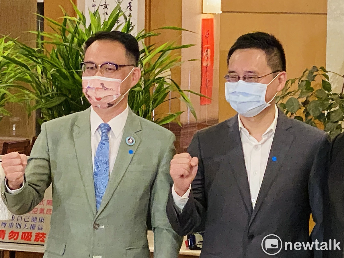 民進黨湧言會派系宣佈，駐美代表處前政治組長、「口譯哥」趙怡翔（右）參選2022台北市議員選舉，現任議員阮昭雄（左）則放棄連任、蹲點選2024立委。 圖：周煊惠 / 攝（資料照片）