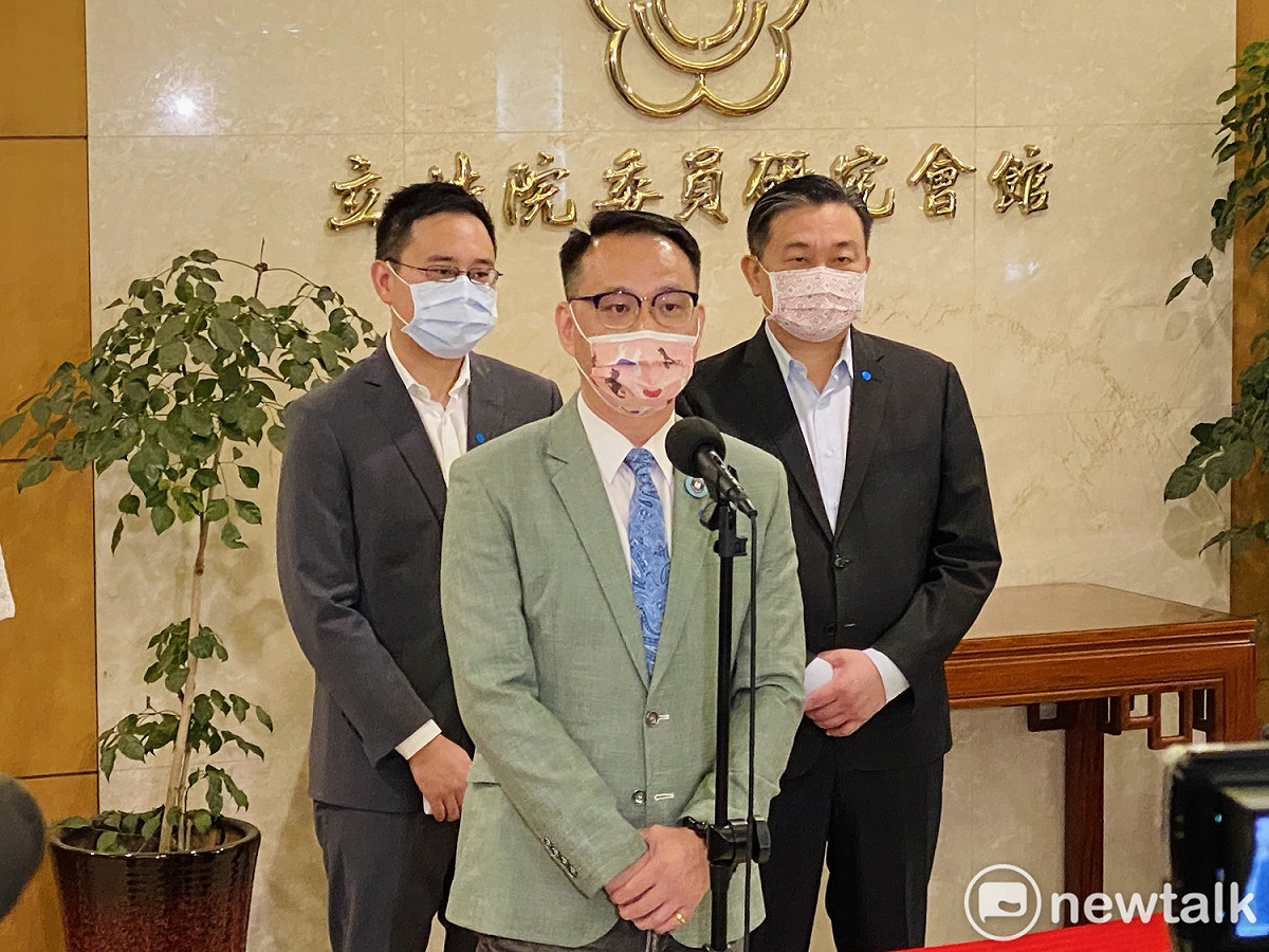民進黨湧言會派系議員阮昭雄（中）；綠委、湧言會召集人王定宇（右）、駐美代表處前政治組長、「口譯哥」趙怡翔（左）。 圖：周煊惠 / 攝（資料照）