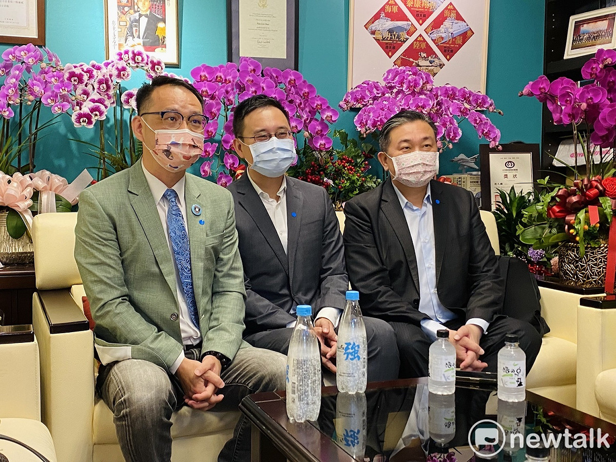 民進黨湧言會派系議員阮昭雄（左）；綠委、湧言會召集人王定宇（右）、駐美代表處前政治組長、「口譯哥」趙怡翔（中）。 圖：周煊惠 / 攝