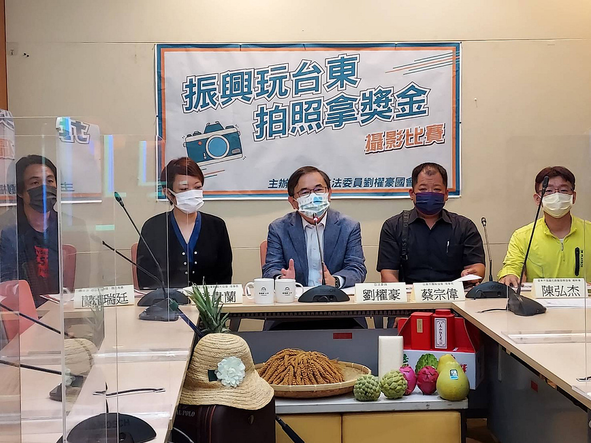 立委劉櫂豪與台東縣愛鄉協會一同舉辦「振興玩台東 拍照拿獎金」活動，邀請各地朋友來台東旅遊、振興經濟。 圖：陳佩君攝