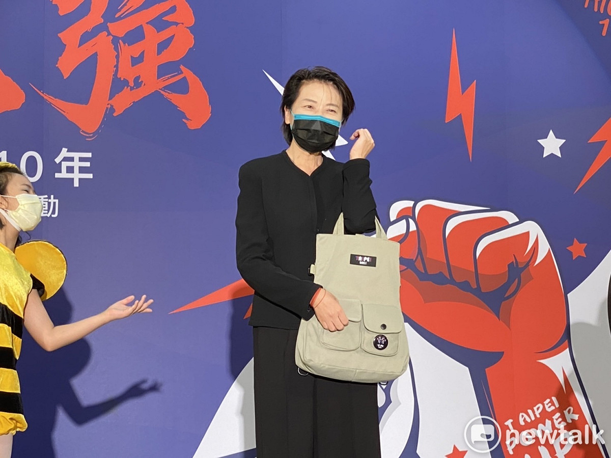 台北市副市長黃珊珊提第7代嗡嗡包。 圖：周煊惠 / 攝