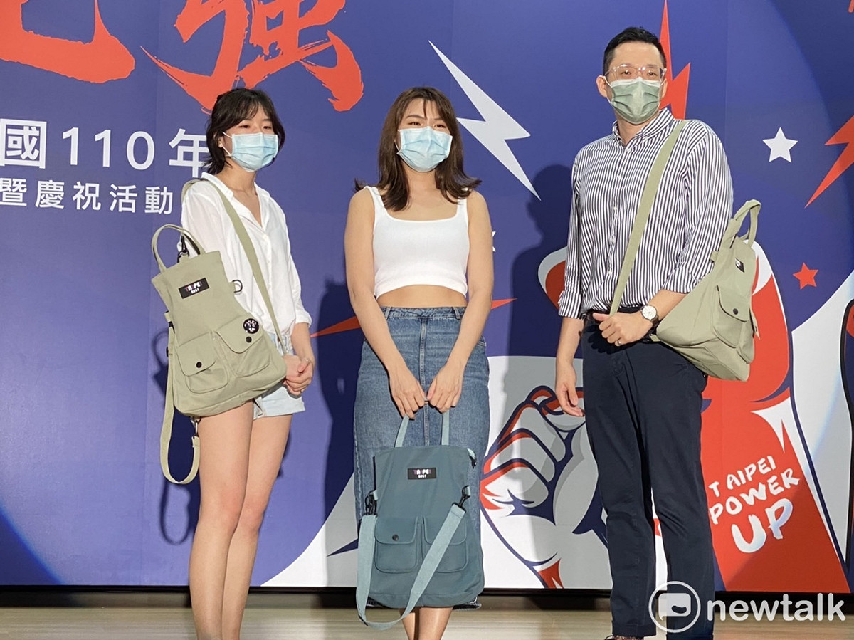 第7代嗡嗡包不同背法。 圖：周煊惠 / 攝