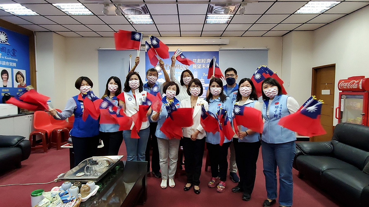 高市國民黨議員服務處將免費發送市 民國旗。 圖：高市議會國民黨團提供