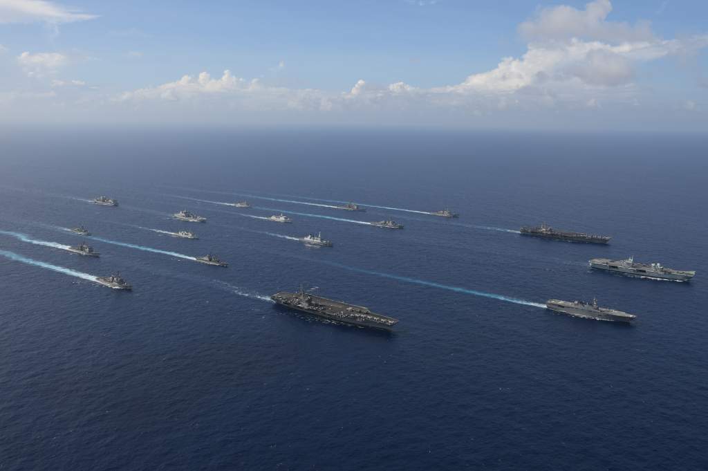 6國17艦在菲律賓海執行FOIP聯合軍演編隊航行。 圖：翻攝 防衛省 海上自衛隊推特