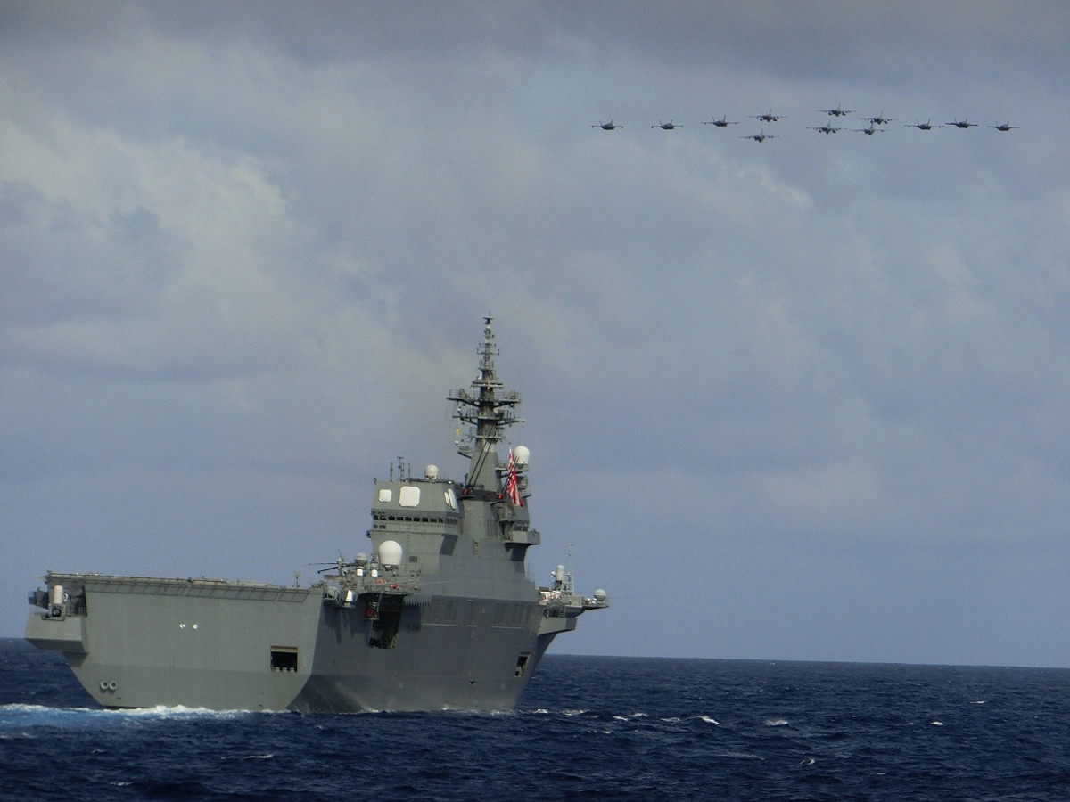 6國FOIP聯合軍演，12架軍機從艦隊上方通過。圖中該艦為日本準航母「伊勢號(DDH-182)」直升機護衛艦。 圖：翻攝 防衛省 海上自衛隊推特