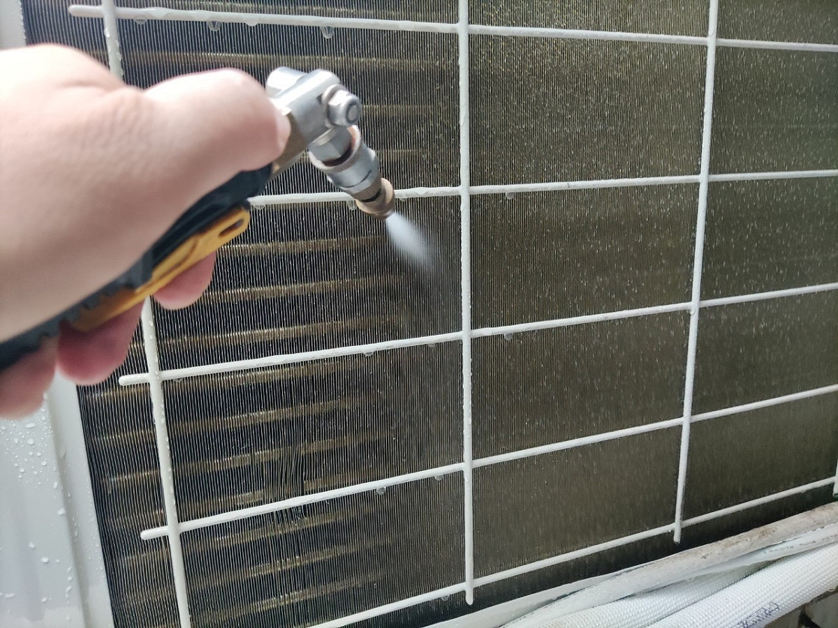 新北市空調保養優惠專案，希望幫助受到疫情衝擊的店家，在成本上節省支出開銷，兼顧節能及防疫。 圖：新北市經發局提供