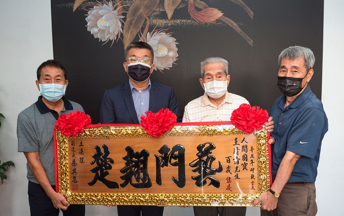 立法院副院長蔡其昌致贈「藝門翹楚」匾額，慶賀王清霜藝師即將到來的百歲大壽。 蔡其昌辦公室/提供