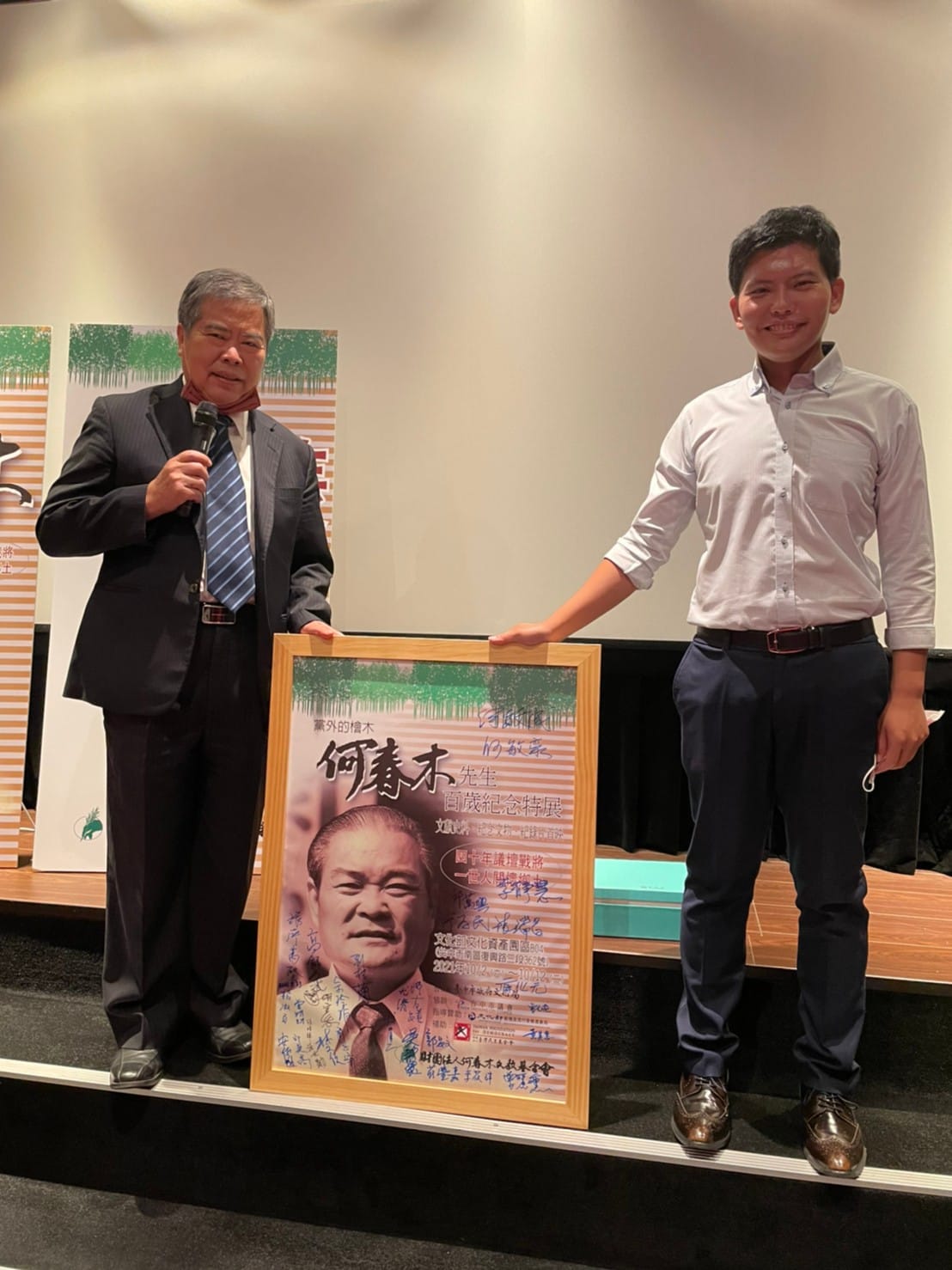 台中市議員何敏誠（左）決定交棒，由子兒何昆霖（右）參選下屆市議員，中間為何春木的肖像。  台中市議員何敏誠/提供