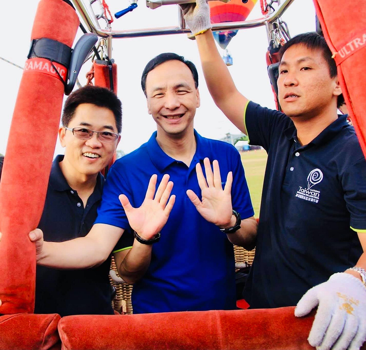 前台東縣長黃健庭（圖左）將擔任國民黨主席當選人朱立倫（圖中）的黨秘書長。 圖：取自黃健庭臉書