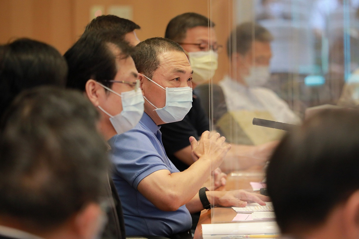 為了避免有商務出國需求之企業，在未完整施打疫苗情況下，不能安心離境洽商，新北市政府函請中央，以「公協會列管造冊」方式，調整疫苗施打順序。 圖：新北市經發局提供